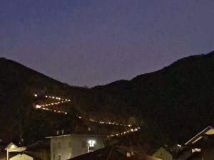 Quarona, illuminata durante le vacanze estive la mulattiera verso San Giovanni e la Beata al Monte