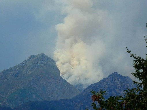 Incendio sul Monte Barone, sopralluogo di Gallo e Rocchi: "Si lotta per circoscrivere le fiamme" FOTO Toni Crestani Incendio sul Monte Barone, sopralluogo di Gallo e Rocchi: "Si lotta per circoscrivere le fiamme" FOTO Toni Crestani