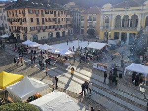Varallo, grande partecipazione ai Mercatini di Natale dell’8 dicembre: tradizioni, sapori e magia nel cuore della Valsesia Varallo, grande partecipazione ai Mercatini di Natale dell’8 dicembre: tradizioni, sapori e magia nel cuore della Valsesia