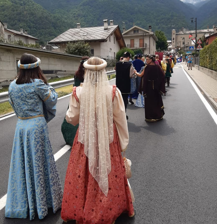 Sfilata medievale in Valle d'Aosta, alla parata anche gli Scacchi Viventi Crevacuore (foto dalla pagina Facebook di Comune di Crevacuore) Sfilata medievale in Valle d'Aosta, alla parata anche gli Scacchi Viventi Crevacuore (foto dalla pagina Facebook di Comune di Crevacuore)