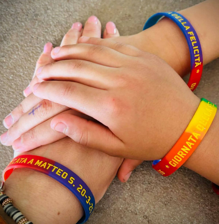 Biella e Roasio ricordano Matteo Senfet, una panchina e un abbraccio collettivo ai suoi cari FOTO