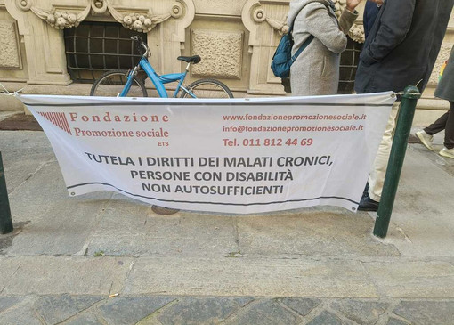 "Rette RSA a nostro carico e assistenza a casa negata": protesta dei familiari davanti a Palazzo Lascaris