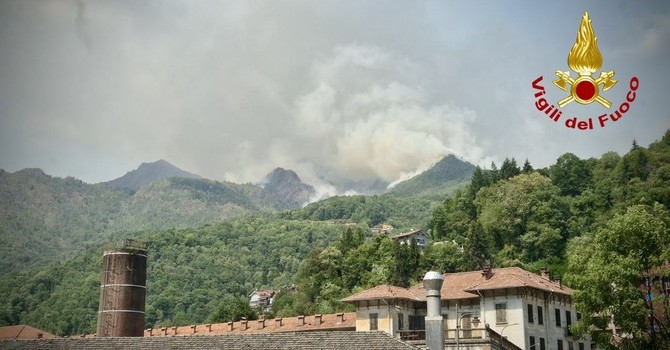 Incendio Monte Barone, 30 lanci dell’elicottero: il fronte avanza nella pineta Incendio Monte Barone, 30 lanci dell’elicottero: il fronte avanza nella pineta