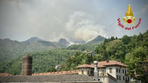 Incendio Monte Barone, 30 lanci dell’elicottero: il fronte avanza nella pineta Incendio Monte Barone, 30 lanci dell’elicottero: il fronte avanza nella pineta