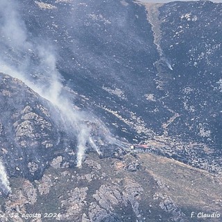 Monte Barone, resistono all’incendio i rifugi Monte Barone e La Ciota: si lotta ancora per spegnere il rogo, foto Claudio Nicola