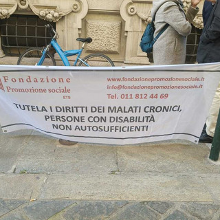 "Rette RSA a nostro carico e assistenza a casa negata": protesta dei familiari davanti a Palazzo Lascaris