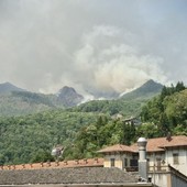 Incendio Monte Barone, 30 lanci dell’elicottero: il fronte avanza nella pineta Incendio Monte Barone, 30 lanci dell’elicottero: il fronte avanza nella pineta