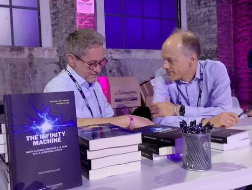Marco Secco intervista Sebastian Mallaby a Torino: "Per l'IA servono controlli simili a quelli dei farmaci" Marco Secco intervista Sebastian Mallaby a Torino: "Per l'IA servono controlli simili a quelli dei farmaci"