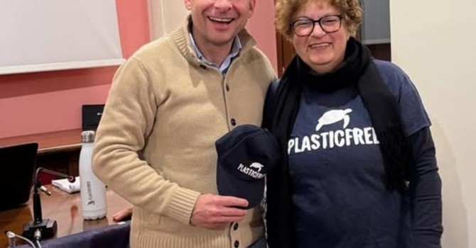 A Gattinara il ringraziamento del vice sindaco Daniele Baglione a Maria Grazia Pisanu per l’impegno Plastic Free A Gattinara il ringraziamento del vice sindaco Daniele Baglione a Maria Grazia Pisanu per l’impegno Plastic Free