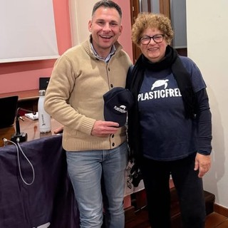 A Gattinara il ringraziamento del vice sindaco Daniele Baglione a Maria Grazia Pisanu per l’impegno Plastic Free