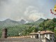 Incendio Monte Barone, 30 lanci dell’elicottero: il fronte avanza nella pineta Incendio Monte Barone, 30 lanci dell’elicottero: il fronte avanza nella pineta