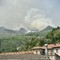 Incendio Monte Barone, 30 lanci dell’elicottero: il fronte avanza nella pineta Incendio Monte Barone, 30 lanci dell’elicottero: il fronte avanza nella pineta
