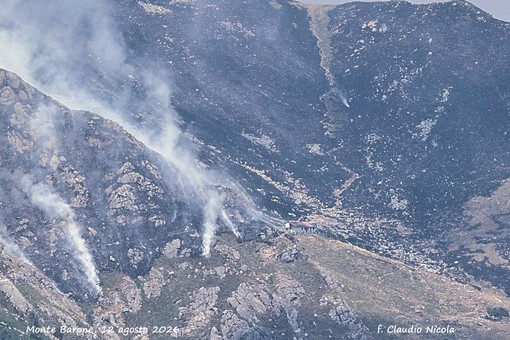 Monte Barone, resistono all’incendio i rifugi Monte Barone e La Ciota: si lotta ancora per spegnere il rogo, foto Claudio Nicola