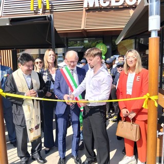 Borgosesia, folla per l’inaugurazione del primo McDonald’s della Valsesia