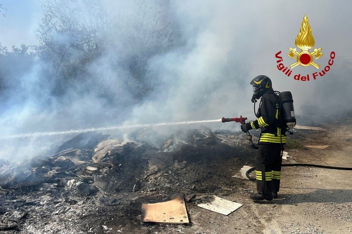 Dal Nord-ovest: masserizie in fiamme a Motta dei Conti (VC), Vigili del fuoco in azione