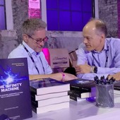 Marco Secco intervista Sebastian Mallaby a Torino: "Per l'IA servono controlli simili a quelli dei farmaci"