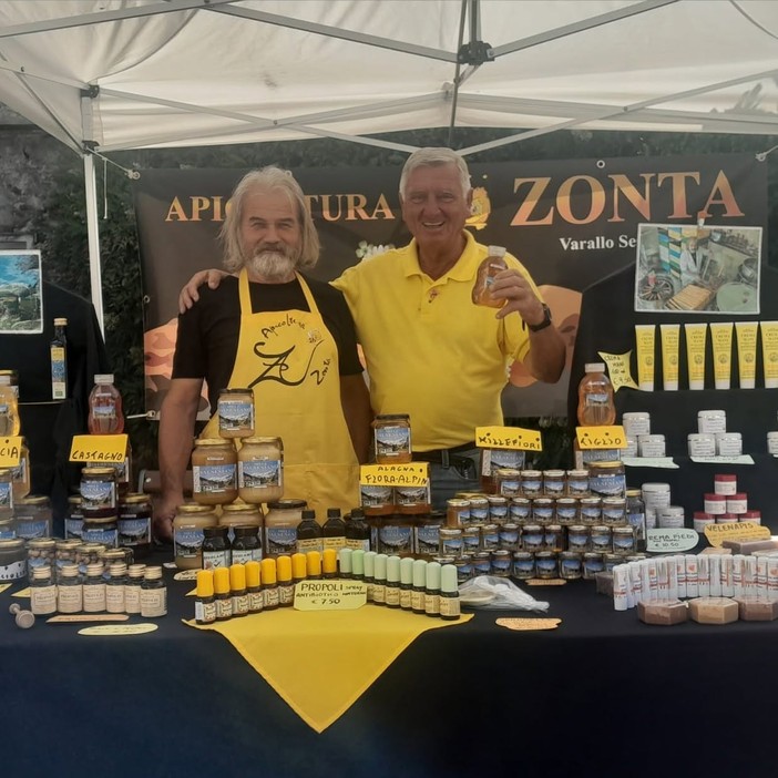 Varallo, il mercatino di Varade anima il centro storico con artigianato, sapori e tradizioni Varallo, il mercatino di Varade anima il centro storico con artigianato, sapori e tradizioni