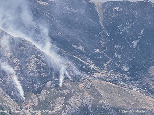 Monte Barone, resistono all’incendio i rifugi Monte Barone e La Ciota: si lotta ancora per spegnere il rogo, foto Claudio Nicola Monte Barone, resistono all’incendio i rifugi Monte Barone e La Ciota: si lotta ancora per spegnere il rogo, foto Claudio Nicola