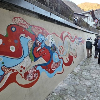 Cravagliana, una domenica di comunità tra arte e musica: inaugurato il murale per Annette Lorentzen Casalini
