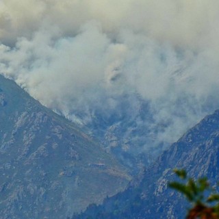 Monte Barone, il fuoco minaccia le baite e raggiunge il Rifugio: quasi 1.000 ettari in fumo, foto Toni Crestani