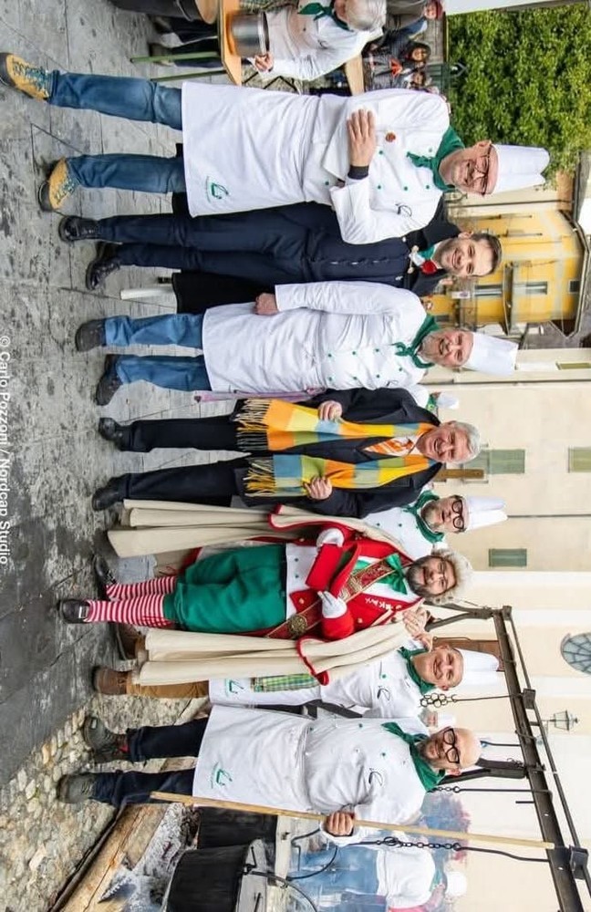 Varallo, Paniccia in piazza San Carlo con Marcantonio Carlavé e gli ex Marcantoni