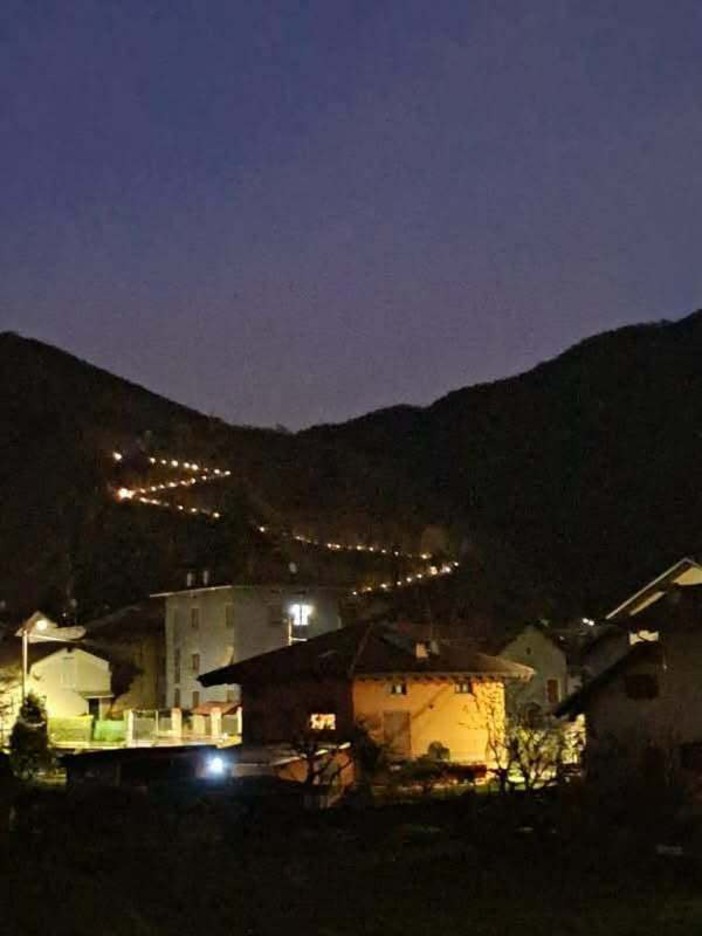 Quarona, illuminata durante le vacanze estive la mulattiera verso San Giovanni e la Beata al Monte Quarona, illuminata durante le vacanze estive la mulattiera verso San Giovanni e la Beata al Monte