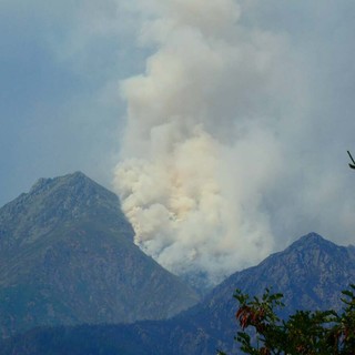Incendio sul Monte Barone, sopralluogo di Gallo e Rocchi: "Si lotta per circoscrivere le fiamme" FOTO Toni Crestani