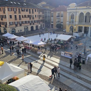 Varallo, grande partecipazione ai Mercatini di Natale dell’8 dicembre: tradizioni, sapori e magia nel cuore della Valsesia