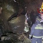 Balmuccia, massi sulla Sp 10 della Val Sermenza: intervento dei Vigili del Fuoco nella tarda serata del 16 marzo