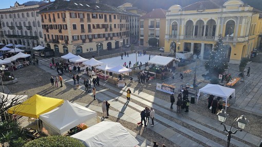 Varallo, grande partecipazione ai Mercatini di Natale dell’8 dicembre: tradizioni, sapori e magia nel cuore della Valsesia Varallo, grande partecipazione ai Mercatini di Natale dell’8 dicembre: tradizioni, sapori e magia nel cuore della Valsesia