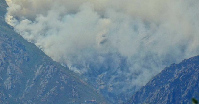 Monte Barone, il fuoco minaccia le baite e raggiunge il Rifugio: quasi 1.000 ettari in fumo, foto Toni Crestani Monte Barone, il fuoco minaccia le baite e raggiunge il Rifugio: quasi 1.000 ettari in fumo, foto Toni Crestani