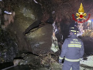 Balmuccia, massi sulla Sp 10 della Val Sermenza: intervento dei Vigili del Fuoco nella tarda serata del 16 marzo