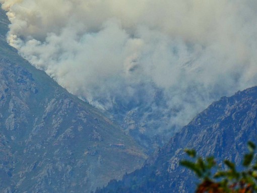 Monte Barone, il fuoco minaccia le baite e raggiunge il Rifugio: quasi 1.000 ettari in fumo, foto Toni Crestani Monte Barone, il fuoco minaccia le baite e raggiunge il Rifugio: quasi 1.000 ettari in fumo, foto Toni Crestani