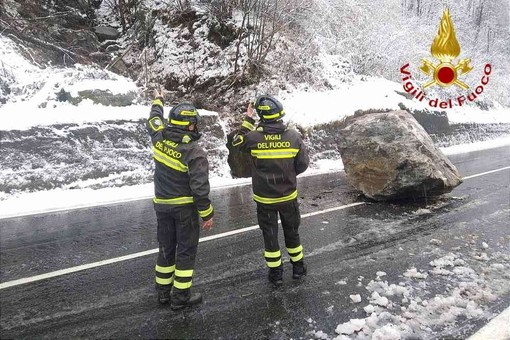 Nevicate intense in alta Valsesia, cadono massi di grosse dimensioni sulla Provinciale 299 (foto dalla pagina Facebook di Provincia Vercelli)