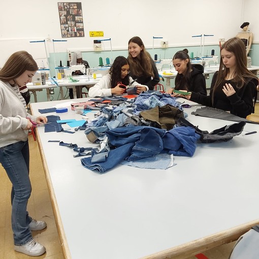 Borgosesia, al parco Magni la moda sostenibile delle studentesse dell’IIS Lancia Borgosesia, al parco Magni la moda sostenibile delle studentesse dell’IIS Lancia