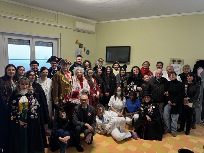 Le maschere del Carnevale vercellese in Pediatria al Sant’Andrea: sorrisi per i piccoli degenti Le maschere del Carnevale vercellese in Pediatria al Sant’Andrea: sorrisi per i piccoli degenti