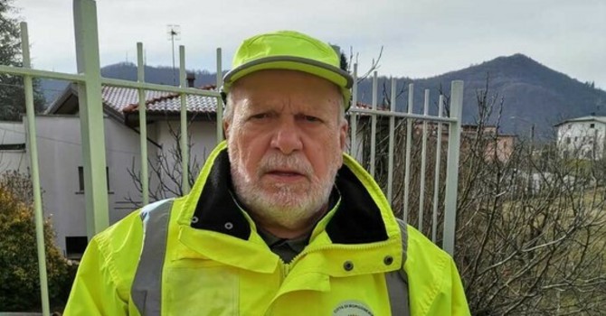 La storia del Nonno Vigile, sposta il bimbo dalla strada evitando che un'auto lo investa: è successo nella vicina Valsesia