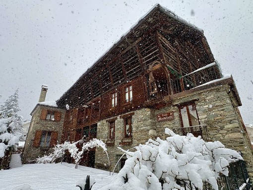 Neve abbondante ad Alagna Valsesia, resta alta l’attenzione: fino a 130 centimetri tra paese e Val Vogna, prudenza su strade e attività outdoor