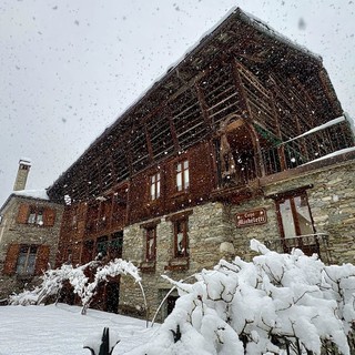 Neve abbondante ad Alagna Valsesia, resta alta l’attenzione: fino a 130 centimetri tra paese e Val Vogna, prudenza su strade e attività outdoor