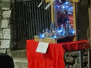 Strona, mercatino e iniziative natalizie: alberi creativi e musica per le vie del paese FOTO e VIDEO di Catia Ciccarelli per newsbiella.it