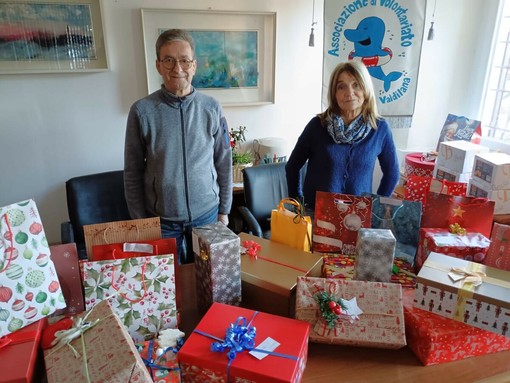 Valdilana, la solidarietà fa rete con l'Associazione Delfino: oltre 200 pacchi di Natale per chi è in difficoltà (foto dalla pagina Facebook di Associazione Delfino Valdilana)