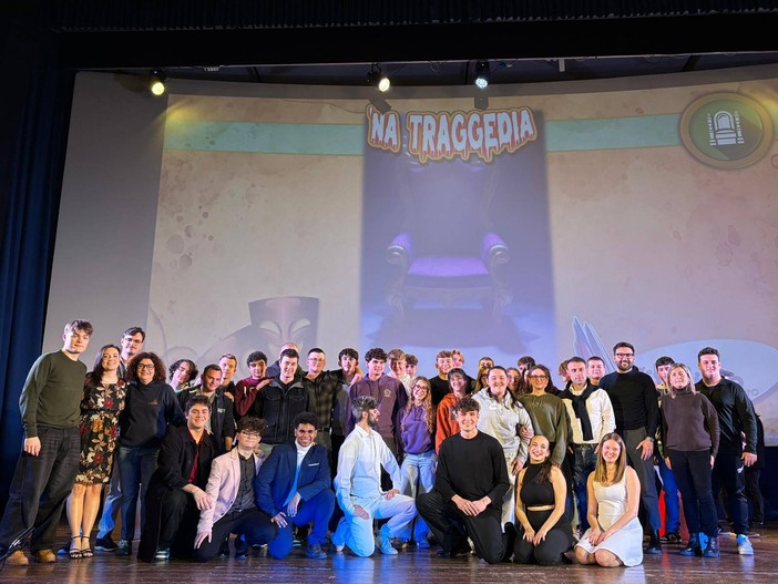 Romagnano Sesia, gli studenti del Bonfantini a teatro: incontro sul palco con la compagnia “Il Veliero” di Borgosesia