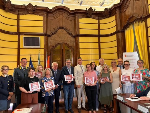 Valsesia, consegnata la targa “No alle molestie sul lavoro” all’Unione Montana Valsesia, consegnata la targa “No alle molestie sul lavoro” all’Unione Montana