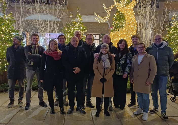 Borgomanero accende il Natale: inaugurato il “Dicembre borgomanerese” con albero, luci e musica gospel
