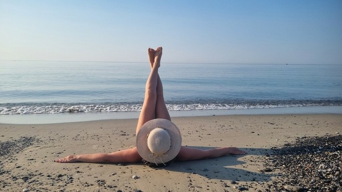 Lasciate ogni vestito, voi che entrate! Il 7 giugno è la Giornata mondiale del naturismo Lasciate ogni vestito, voi che entrate! Il 7 giugno è la Giornata mondiale del naturismo