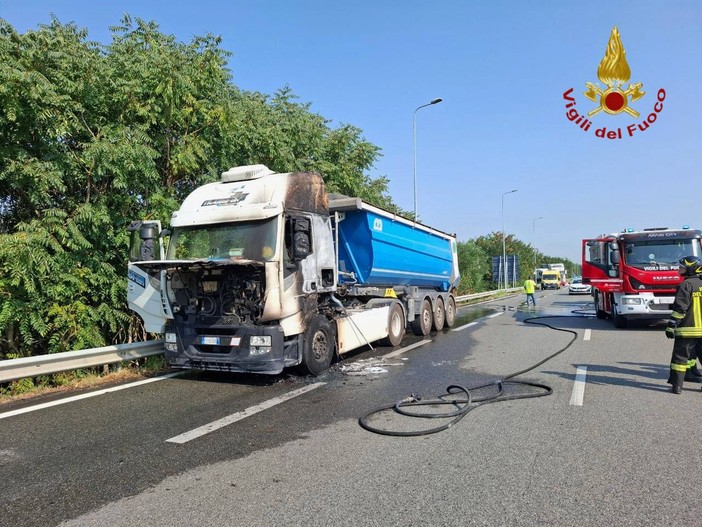 Autoarticolato in fiamme sulla tangenziale di Novara: intervento lampo dei Vigili del Fuoco, traffico bloccato Autoarticolato in fiamme sulla tangenziale di Novara: intervento lampo dei Vigili del Fuoco, traffico bloccato