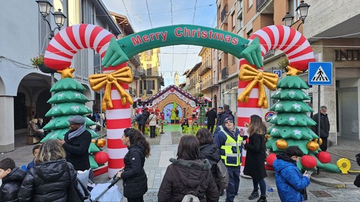 Gattinara inaugura il Natale tra musica, mercatini e luminarie: le parole del Sindaco Casazza e del Vicesindaco Baglione Gattinara inaugura il Natale tra musica, mercatini e luminarie: le parole del Sindaco Casazza e del Vicesindaco Baglione