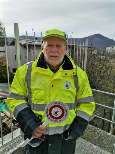 La storia del Nonno Vigile, sposta il bimbo dalla strada evitando che un'auto lo investa: è successo nella vicina Valsesia