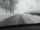 Discesa troppo ripida e piena di neve, l'autista accosta il pulmino e accompagna gli allievi alla fermata (foto di repertorio)