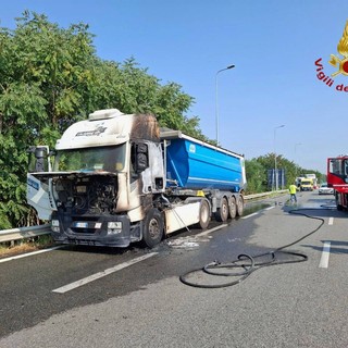 Autoarticolato in fiamme sulla tangenziale di Novara: intervento lampo dei Vigili del Fuoco, traffico bloccato